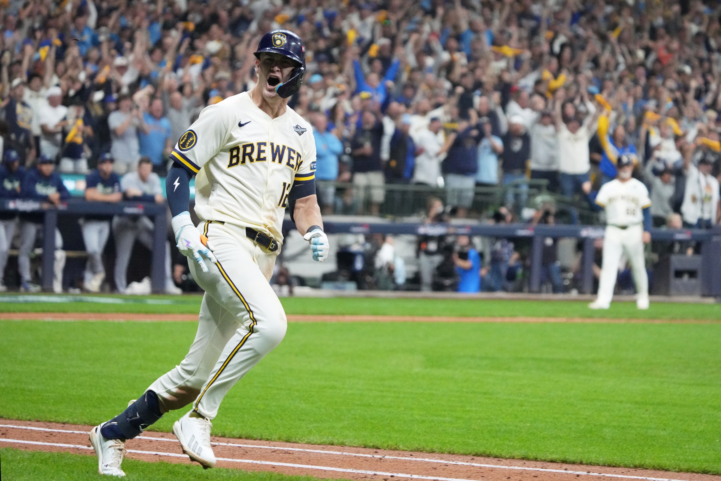 MLB Notebook: Brewers chase history, Red Sox add depth, managerial changes loom