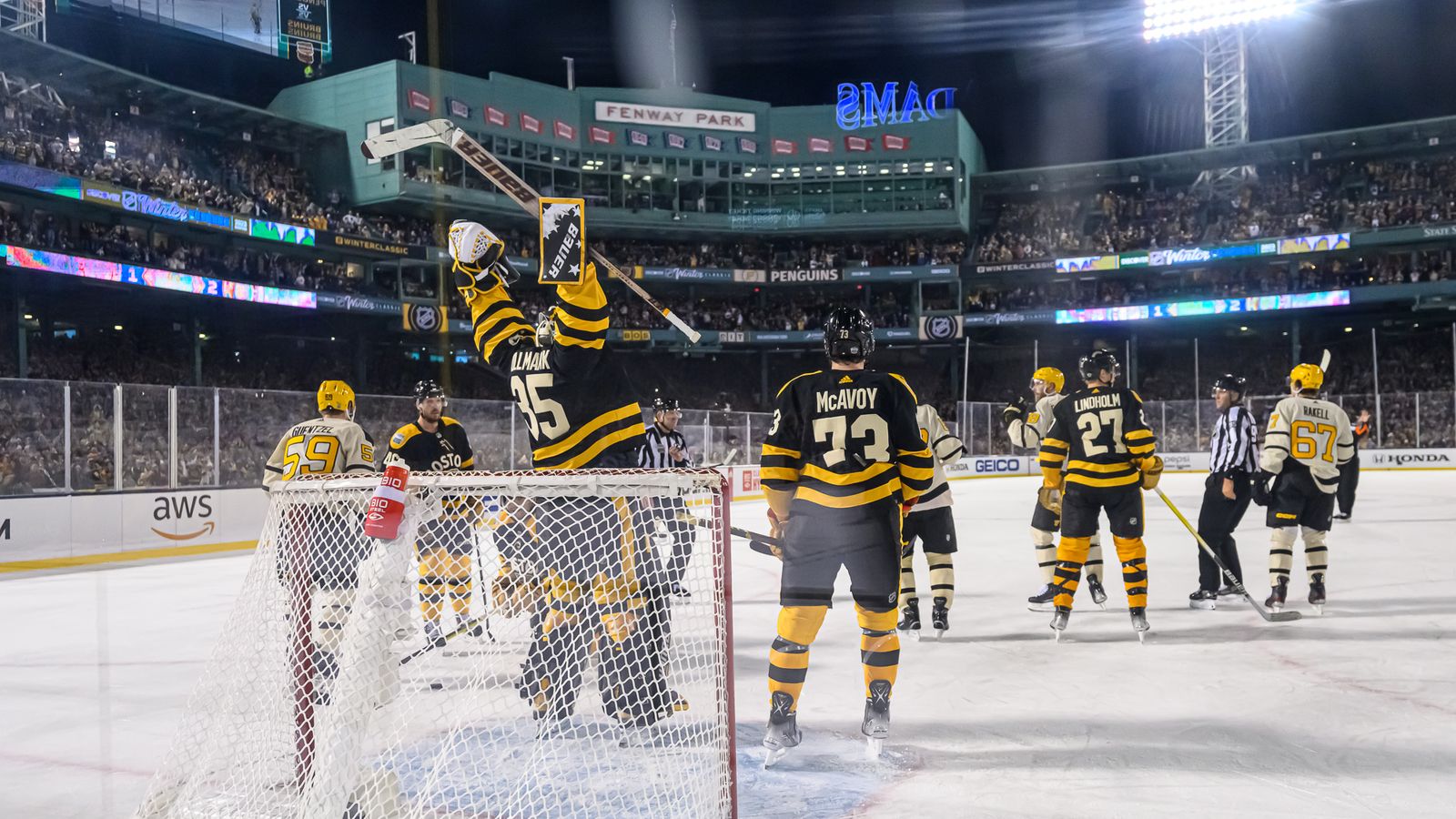 Jake DeBrusk's second goal of the game for the #WinterClassic VICTORY