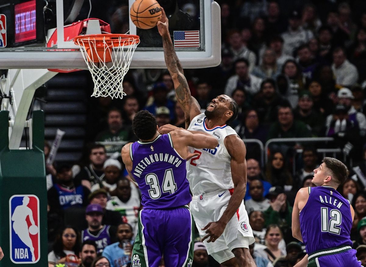 Kawhi Leonard dunks on Giannis Antetokounmpo