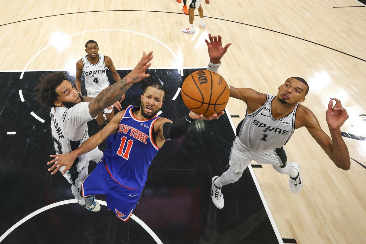 Jalen Brunson scores on Victor Wembanyama and the San Antonio Spurs