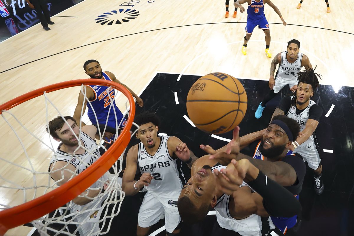 Mitchell Robinson fighting on the glass