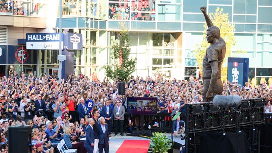 Giardi: Tom Brady immortalized in bronze before Friday's game taken at Gillette Stadium (Patriots)