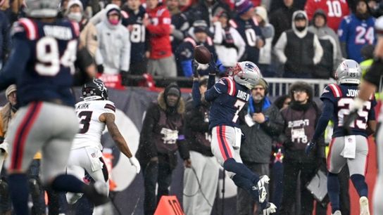 BSJ Live Coverage: Divisional Playoff - Patriots 7, Texans 3 (1st) - Douglas TD from Maye on 4th down for NE taken at Gillette Stadium. Photo by (Adam Richins for BSJ)