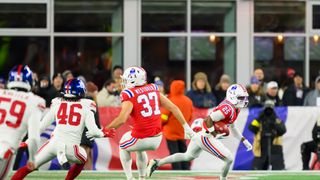 Bedard: Four sequences to a win - Giants error sets up Jones TD, Maye in command for 2 TDs, defensive stand taken at BSJ Headquarters (Patriots). Photo by (Adam Richins for BSJ)