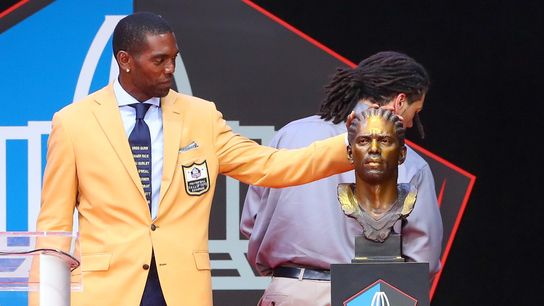 NFL Notebook: As he enters the Hall, memories of Randy Moss and his time with the Patriots taken at BSJ Headquarters (Patriots)