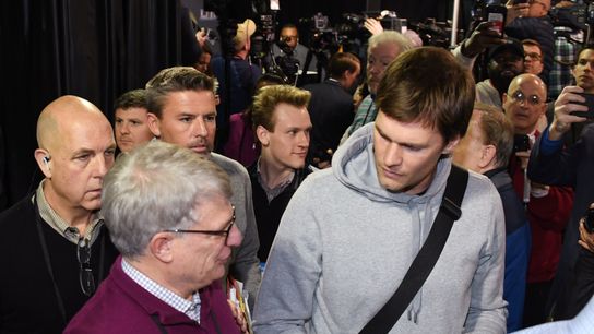 Notebook: Tom Brady still sticking with protective 'recovery' glove taken at Mall of America (Patriots)
