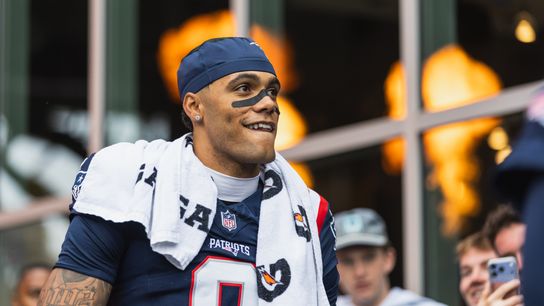 Giardi: NFL Notebook - Gonzalez taking the next step; plus, QB injuries piling up taken at BSJ Headquarters (Patriots)