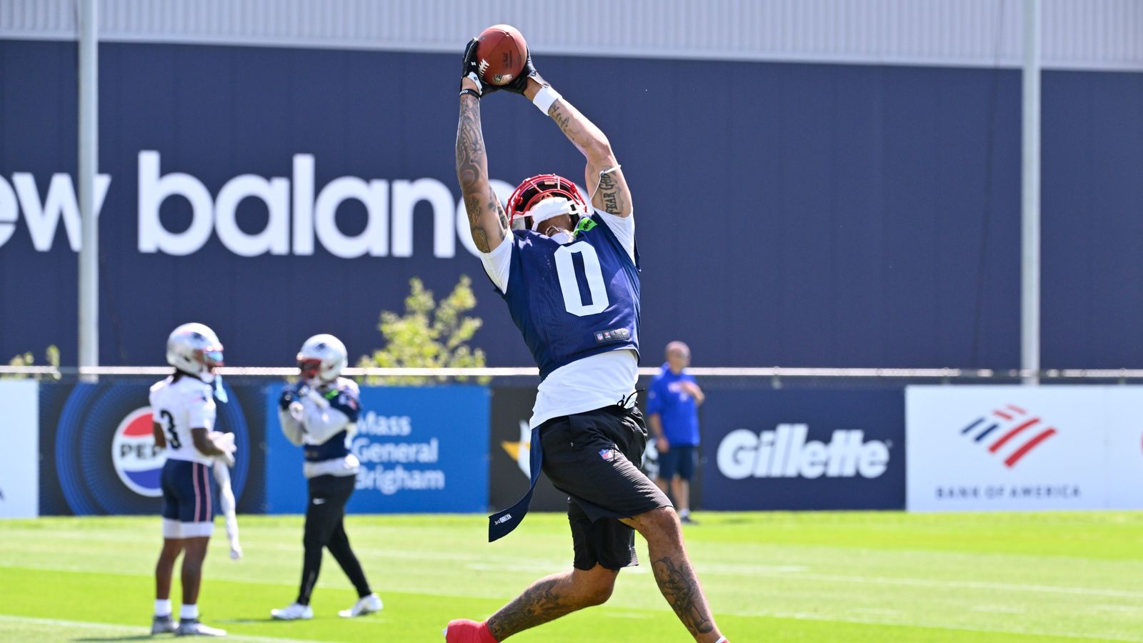 Despite no new deal, Gonzalez keeps showing out; plus, Boutte on what’s best for him Despite no new deal, Gonzalez keeps showing out; plus, Boutte on what’s best for him